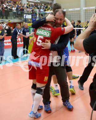 Volleyball Bundesliga Herren. DenitBank AG Volley League Men. SK Posojilnica Aich/Dob gegen SG Union Raiffeisen Waldviertel. Jubel Martin Micheu, Manuel Steiner (Meister Aich/Dob). Bleiburg, am 15.4.2018.
Foto: Kuess
---
pressefotos, pressefotografie, kuess, qs, qspictures, sport, bild, bilder, bilddatenbank