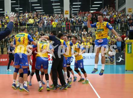 Volleyball Bundesliga Herren. DenitBank AG Volley League Men. SK Posojilnica Aich/Dob gegen SG Union Raiffeisen Waldviertel. Jubel   (Meister Aich/Dob). Bleiburg, am 15.4.2018.
Foto: Kuess
---
pressefotos, pressefotografie, kuess, qs, qspictures, sport, bild, bilder, bilddatenbank