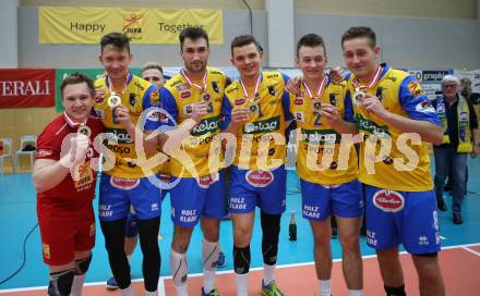 Volleyball Bundesliga Herren. DenitBank AG Volley League Men. SK Posojilnica Aich/Dob gegen SG Union Raiffeisen Waldviertel. Jubel Manuel Steiner, David Michel, Lukasz Wiese, Wiktor Siewierski, Michal Petras, Edin Ibrahimovic (Meister Aich/Dob). Bleiburg, am 15.4.2018.
Foto: Kuess
---
pressefotos, pressefotografie, kuess, qs, qspictures, sport, bild, bilder, bilddatenbank