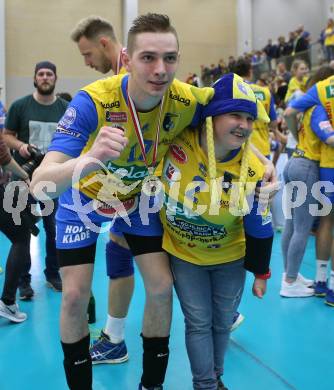 Volleyball Bundesliga Herren. DenitBank AG Volley League Men. SK Posojilnica Aich/Dob gegen SG Union Raiffeisen Waldviertel. Jubel  Mario Koncilja, Fan (Meister Aich/Dob). Bleiburg, am 15.4.2018.
Foto: Kuess
---
pressefotos, pressefotografie, kuess, qs, qspictures, sport, bild, bilder, bilddatenbank