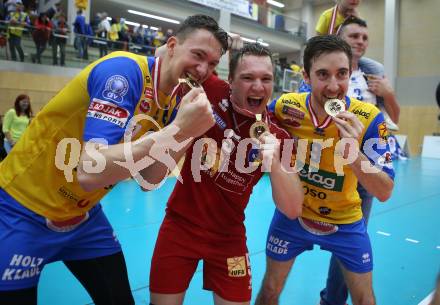 Volleyball Bundesliga Herren. DenitBank AG Volley League Men. SK Posojilnica Aich/Dob gegen SG Union Raiffeisen Waldviertel. Jubel  David Michel, Manuel Steiner, Christian Rainer (Meister Aich/Dob). Bleiburg, am 15.4.2018.
Foto: Kuess
---
pressefotos, pressefotografie, kuess, qs, qspictures, sport, bild, bilder, bilddatenbank