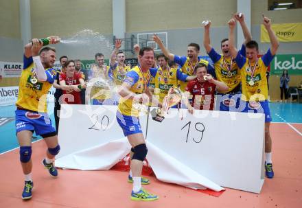 Volleyball Bundesliga Herren. DenitBank AG Volley League Men. SK Posojilnica Aich/Dob gegen SG Union Raiffeisen Waldviertel. Jubel   (Meister Aich/Dob). Bleiburg, am 15.4.2018.
Foto: Kuess
---
pressefotos, pressefotografie, kuess, qs, qspictures, sport, bild, bilder, bilddatenbank