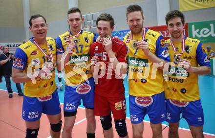 Volleyball Bundesliga Herren. DenitBank AG Volley League Men. SK Posojilnica Aich/Dob gegen SG Union Raiffeisen Waldviertel. Jubel Nejc Pusnik, Mario Koncilja, Marco Robinig, Kasper Vuorinen, Christian Rainer (Meister Aich/Dob). Bleiburg, am 15.4.2018.
Foto: Kuess
---
pressefotos, pressefotografie, kuess, qs, qspictures, sport, bild, bilder, bilddatenbank