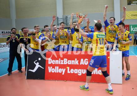 Volleyball Bundesliga Herren. DenitBank AG Volley League Men. SK Posojilnica Aich/Dob gegen SG Union Raiffeisen Waldviertel. Jubel Meister Aich/Dob. Bleiburg, am 15.4.2018.
Foto: Kuess
---
pressefotos, pressefotografie, kuess, qs, qspictures, sport, bild, bilder, bilddatenbank