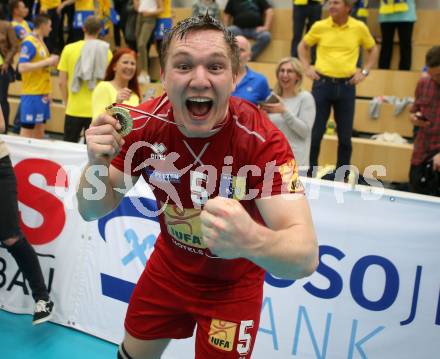 Volleyball Bundesliga Herren. DenitBank AG Volley League Men. SK Posojilnica Aich/Dob gegen SG Union Raiffeisen Waldviertel. Jubel Manuel Steiner (Meister Aich/Dob). Bleiburg, am 15.4.2018.
Foto: Kuess
---
pressefotos, pressefotografie, kuess, qs, qspictures, sport, bild, bilder, bilddatenbank