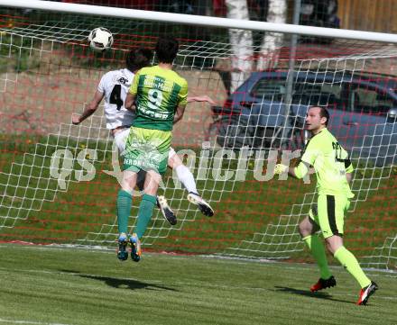 Fussball. Kaerntner Liga. Maria Saal gegen FC Lendorf. Sebastian Kaiser, Christian Wohlmuth (Maria Saal),  Christian Kautz (Lendorf). Maria Saal, 21.4.2018.
Foto: Kuess
---
pressefotos, pressefotografie, kuess, qs, qspictures, sport, bild, bilder, bilddatenbank