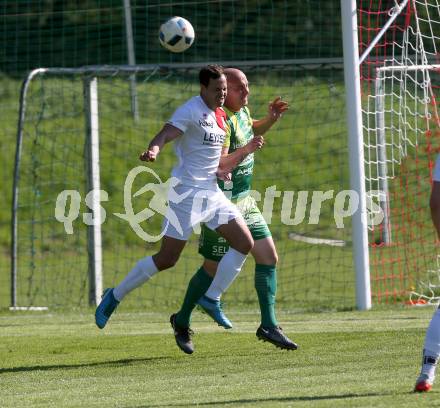 Fussball. Kaerntner Liga. Maria Saal gegen FC Lendorf. Christopher Wadl (Maria Saal), Mario Nagy (Lendorf). Maria Saal, 21.4.2018.
Foto: Kuess
---
pressefotos, pressefotografie, kuess, qs, qspictures, sport, bild, bilder, bilddatenbank