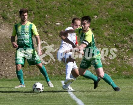 Fussball. Kaerntner Liga. Maria Saal gegen FC Lendorf. Bernhard Walzl (Maria Saal),  Florian Sixt, Julian Mataln (Lendorf). Maria Saal, 21.4.2018.
Foto: Kuess
---
pressefotos, pressefotografie, kuess, qs, qspictures, sport, bild, bilder, bilddatenbank