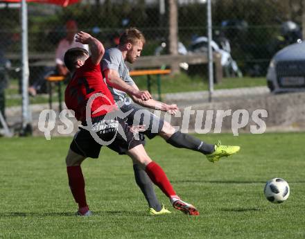 Fussball. Kaerntner Liga. St. Jakob Ros. gegen ATUS Ferlach. Wolfgang Michael Sereinig (St. Jakob), Anze Jelar (Ferlach). St. Jakob, 21.4.2018.
Foto: Kuess
---
pressefotos, pressefotografie, kuess, qs, qspictures, sport, bild, bilder, bilddatenbank