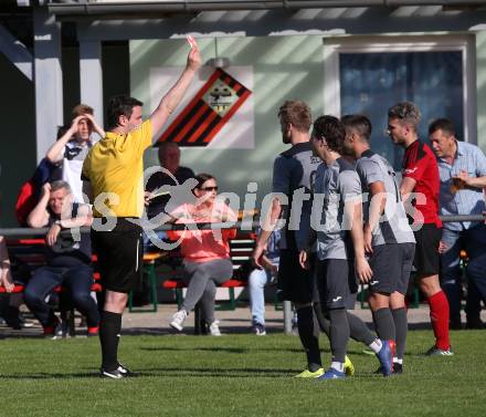 Fussball. Kaerntner Liga. St. Jakob Ros. gegen ATUS Ferlach. rote Karte fuer Abian Jose Serrano Davila (Ferlach). St. Jakob, 21.4.2018.
Foto: Kuess
---
pressefotos, pressefotografie, kuess, qs, qspictures, sport, bild, bilder, bilddatenbank