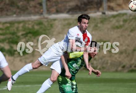 Fussball. Kaerntner Liga. Maria Saal gegen FC Lendorf. Sebastian Kaiser (Maria Saal),  Christian Kautz (Lendorf). Maria Saal, 21.4.2018.
Foto: Kuess
---
pressefotos, pressefotografie, kuess, qs, qspictures, sport, bild, bilder, bilddatenbank