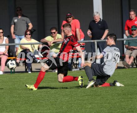 Fussball. Kaerntner Liga. St. Jakob Ros. gegen ATUS Ferlach. Adis Osmanagic (St. Jakob),  Lukas Jaklitsch (Ferlach). St. Jakob, 21.4.2018.
Foto: Kuess
---
pressefotos, pressefotografie, kuess, qs, qspictures, sport, bild, bilder, bilddatenbank