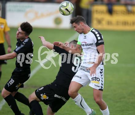 Fussball Kaerntner Liga. Bleiburg gegen Feldkirchen. Adnan Fajic, Adnan Besic,  (Bleiburg), Sebastian Hertelt  (Feldkirchen). Bleiburg, am 28.4.2018.
Foto: Kuess
---
pressefotos, pressefotografie, kuess, qs, qspictures, sport, bild, bilder, bilddatenbank