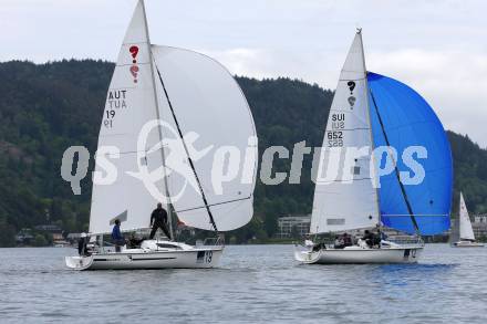 Segeln. Europameisterschaft 2018 Surprise. Emanuel Mueller (SUI), Startnr. 12, Walter Passegger, Rudi Koeller, Andreas Oehlwein, Martin Dittrich (AUT). Nr. 19,. Dellach, am 5.5.2018.
Foto: Kuess
---
pressefotos, pressefotografie, kuess, qs, qspictures, sport, bild, bilder, bilddatenbank