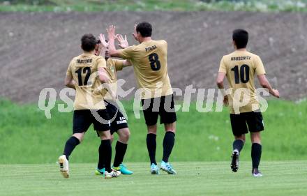 Fussball Kaerntner Liga. Koettmannsdorf gegen Kraig. Torjubel Christian Sablatnig, Martin Trattnig, Christoph Pibal, Dominik Kruschitz (Koettmannsdorf). Koettmannsdorf, am 5.5.2018.
Foto: Kuess
---
pressefotos, pressefotografie, kuess, qs, qspictures, sport, bild, bilder, bilddatenbank