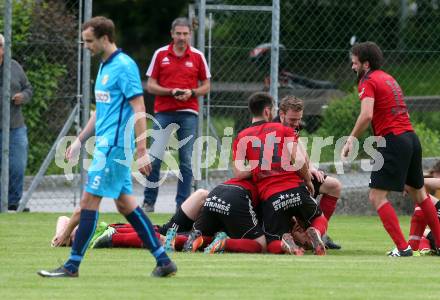 Fussball. Kaerntner Liga. St. Jakob Ros. gegen ATSV Wolfsberg. Torjubel (St. Jakob). St. Jakob, 12.5.2018.
Foto: Kuess
---
pressefotos, pressefotografie, kuess, qs, qspictures, sport, bild, bilder, bilddatenbank