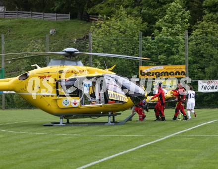 Fussball. Unterliga Ost. Sele Zell gegen Woelfnitz. Verletzt Daniel Perkounig(Sele Zell). Hubschrauber. Sele Zell, 18.5.2018.
Foto: Kuess
---
pressefotos, pressefotografie, kuess, qs, qspictures, sport, bild, bilder, bilddatenbank