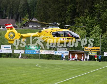 Fussball. Unterliga Ost. Sele Zell gegen Woelfnitz. Verletzt Daniel Perkounig(Sele Zell). Hubschrauber. Sele Zell, 18.5.2018.
Foto: Kuess
---
pressefotos, pressefotografie, kuess, qs, qspictures, sport, bild, bilder, bilddatenbank