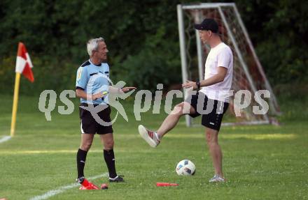 Fussball Kaerntner Liga. ATUS Ferlach gegen Koettmannsdorf.  Schiedsrichter Karl Stark, Trainer Mario Verdel (Ferlach). Ferlach, am 26.5.2018.
Foto: Kuess
---
pressefotos, pressefotografie, kuess, qs, qspictures, sport, bild, bilder, bilddatenbank