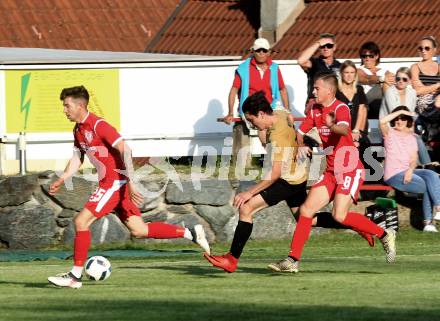 Fussball Kaerntner Liga. ATUS Ferlach gegen Koettmannsdorf. Erwin Bajric, (Ferlach), Philipp Gatti  (Koettmannsdorf). Ferlach, am 26.5.2018.
Foto: Kuess
---
pressefotos, pressefotografie, kuess, qs, qspictures, sport, bild, bilder, bilddatenbank