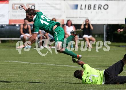 Fussball 1. Klasse C. Donau gegen Ebental. Thomas Guggenberger,  (Donau), Gerry Wolfgang Leitmann (Ebental). Klagenfurt, am 9.6.2018.
Foto: Kuess
---
pressefotos, pressefotografie, kuess, qs, qspictures, sport, bild, bilder, bilddatenbank