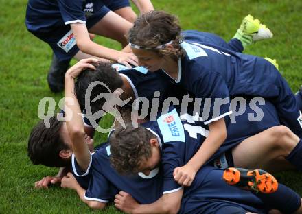 Fussball Schuelerliga. Bundesmeisterschaft. Finale. BG/BRG/SRG Klagenfurt-Lerchenfeld U13 gegen NSMS 10 Wendstattgasse U13. Torjubel Marco Modritsch, Samuel Rebernig, Daniel Genser, Noah Pogatetz (Lerchenfeld). Landskron, am 28.6.2018.
Foto: Kuess
---
pressefotos, pressefotografie, kuess, qs, qspictures, sport, bild, bilder, bilddatenbank
