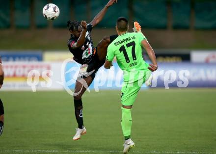 Fussball Testspiel. RZ Pellets WAC gegen Hannover 96. Ash Kigbu,  (WAC),  Bobby Wood  (Hannover). Wolfsberg, am 1.8.2018.
Foto: Kuess
---
pressefotos, pressefotografie, kuess, qs, qspictures, sport, bild, bilder, bilddatenbank