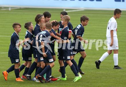 Fussball Schuelerliga. Bundesmeisterschaft. Finale. BG/BRG/SRG Klagenfurt-Lerchenfeld U13 gegen NSMS 10 Wendstattgasse U13. Torjubel Matteo Juvan, Daniel Genser, Marco Modritsch, Noah Pogatetz, Matthias Dollinger, Max Hannesschlaeger, Marcel Markus Moswitzer (Lerchenfeld). Landskron, am 28.6.2018.
Foto: Kuess
---
pressefotos, pressefotografie, kuess, qs, qspictures, sport, bild, bilder, bilddatenbank