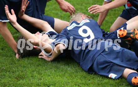 Fussball Schuelerliga. Bundesmeisterschaft. Finale. BG/BRG/SRG Klagenfurt-Lerchenfeld U13 gegen NSMS 10 Wendstattgasse U13. Torjubel Marco Modritsch, Samuel Rebernig (Lerchenfeld). Landskron, am 28.6.2018.
Foto: Kuess
---
pressefotos, pressefotografie, kuess, qs, qspictures, sport, bild, bilder, bilddatenbank