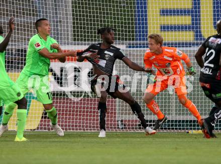 Fussball Testspiel. RZ Pellets WAC gegen Hannover 96. Ash Kigbu, Christian Dobnik, (WAC),  Bobby Wood  (Hannover). Wolfsberg, am 1.8.2018.
Foto: Kuess
---
pressefotos, pressefotografie, kuess, qs, qspictures, sport, bild, bilder, bilddatenbank