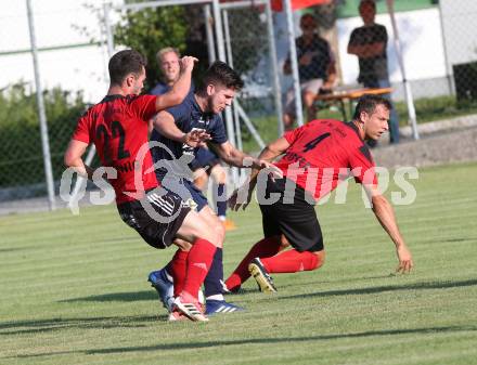 Fussball. Kaerntner Liga. St. Jakob/Rosental gegen Matrei. Wolfgang Michael Sereinig, Thomas Pirker (St. Jakob), Jonathan Panzl (Matrei). St. Jakob, 4.8.2018.
Foto: Kuess
---
pressefotos, pressefotografie, kuess, qs, qspictures, sport, bild, bilder, bilddatenbank