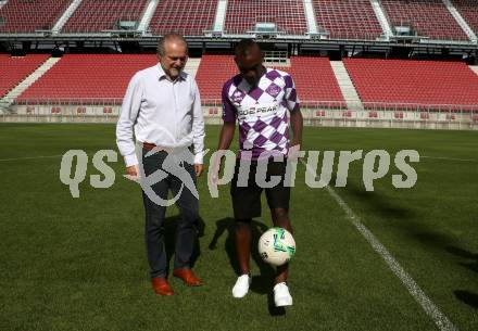 Fussball Erste Liga. SK Austria Klagenfurt. Vertragsunterzeichnung. Peter Svetits, Ousseini Nji Mfifen Mounpain. Klagenfurt, am 8.6.2018.
Foto: Kuess
---
pressefotos, pressefotografie, kuess, qs, qspictures, sport, bild, bilder, bilddatenbank