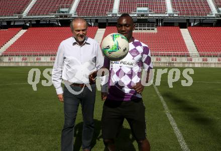 Fussball Erste Liga. SK Austria Klagenfurt. Vertragsunterzeichnung. Peter Svetits, Ousseini Nji Mfifen Mounpain. Klagenfurt, am 8.6.2018.
Foto: Kuess
---
pressefotos, pressefotografie, kuess, qs, qspictures, sport, bild, bilder, bilddatenbank