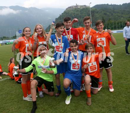 Fussball Schuelerliga. FSSZ Spittal an der Drau gegen BG/BRG/SRG Klagenfurt-Lerchenfeld. Hinten von links: Elisa Ciccarelli (Spittal), Stefanie Egger (Spittal), Marco Modritsch (Lerchenfeld), Bernd Aineter (Lerchenfeld), Jonas Huber (Spittal), Sandro Morgenstern (Spittal). Vorne von links: Alexander Machorka (Spittal), Daniel Gender (Lerchenfeld), Stefan Weisinger (Spittal).  Landskron, am 29.5.2018.
Foto: Kuess
---
pressefotos, pressefotografie, kuess, qs, qspictures, sport, bild, bilder, bilddatenbank