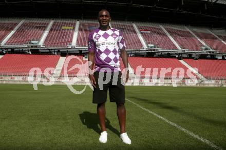 Fussball Erste Liga. SK Austria Klagenfurt. Vertragsunterzeichnung.  Ousseini Nji Mfifen Mounpain. Klagenfurt, am 8.6.2018.
Foto: Kuess
---
pressefotos, pressefotografie, kuess, qs, qspictures, sport, bild, bilder, bilddatenbank