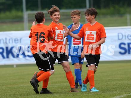 Fussball Schuelerliga. Finale. FSSZ Spittal an der Drau gegen BG/BRG/SRG Klagenfurt-Lerchenfeld. Torjubel Stefan Weisinger (Spittal). Landskron, am 29.5.2018.
Foto: Kuess
---
pressefotos, pressefotografie, kuess, qs, qspictures, sport, bild, bilder, bilddatenbank