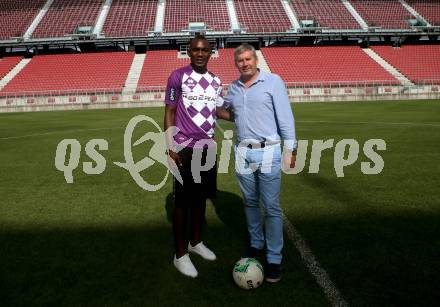 Fussball Erste Liga. SK Austria Klagenfurt. Vertragsunterzeichnung.  Ousseini Nji Mfifen Mounpain, Dieter Sperger. Klagenfurt, am 8.6.2018.
Foto: Kuess
---
pressefotos, pressefotografie, kuess, qs, qspictures, sport, bild, bilder, bilddatenbank