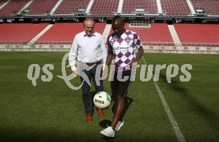 Fussball Erste Liga. SK Austria Klagenfurt. Vertragsunterzeichnung. Peter Svetits, Ousseini Nji Mfifen Mounpain. Klagenfurt, am 8.6.2018.
Foto: Kuess
---
pressefotos, pressefotografie, kuess, qs, qspictures, sport, bild, bilder, bilddatenbank