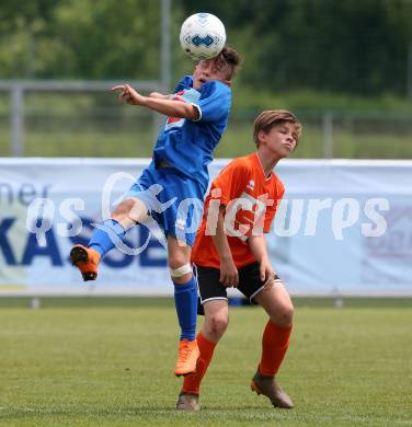 Fussball Schuelerliga. Finale. FSSZ Spittal an der Drau gegen BG/BRG/SRG Klagenfurt-Lerchenfeld. Stefan Weisniger,  (Spittal), Max Hannesschlaeger (Klagenfurt). Landskron, am 29.5.2018.
Foto: Kuess
---
pressefotos, pressefotografie, kuess, qs, qspictures, sport, bild, bilder, bilddatenbank
