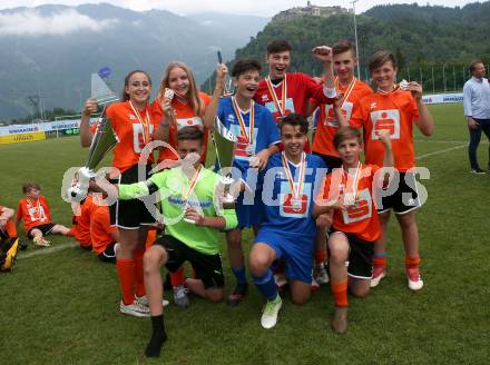 Fussball Schuelerliga. FSSZ Spittal an der Drau gegen BG/BRG/SRG Klagenfurt-Lerchenfeld. Hinten von links: Elisa Ciccarelli (Spittal), Stefanie Egger (Spittal), Marco Modritsch (Lerchenfeld), Bernd Aineter (Lerchenfeld), Jonas Huber (Spittal), Sandro Morgenstern (Spittal). Vorne von links: Alexander Machorka (Spittal), Daniel Gender (Lerchenfeld), Stefan Weisinger (Spittal). . Landskron, am 29.5.2018.
Foto: Kuess
---
pressefotos, pressefotografie, kuess, qs, qspictures, sport, bild, bilder, bilddatenbank