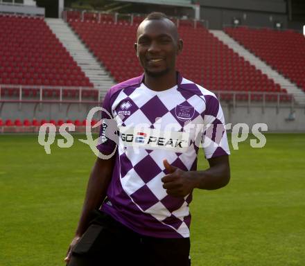 Fussball Erste Liga. SK Austria Klagenfurt. Vertragsunterzeichnung. Ousseini Nji Mfifen Mounpain. Klagenfurt, am 8.6.2018.
Foto: Kuess
---
pressefotos, pressefotografie, kuess, qs, qspictures, sport, bild, bilder, bilddatenbank