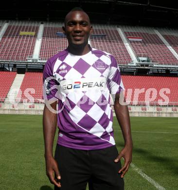 Fussball Erste Liga. SK Austria Klagenfurt. Vertragsunterzeichnung.  Ousseini Nji Mfifen Mounpain. Klagenfurt, am 8.6.2018.
Foto: Kuess
---
pressefotos, pressefotografie, kuess, qs, qspictures, sport, bild, bilder, bilddatenbank