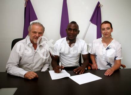 Fussball Erste Liga. SK Austria Klagenfurt. Vertragsunterzeichnung. Peter Svetits, Ousseini Nji Mfifen Mounpain, Natalie Biermann. Klagenfurt, am 8.6.2018.
Foto: Kuess
---
pressefotos, pressefotografie, kuess, qs, qspictures, sport, bild, bilder, bilddatenbank