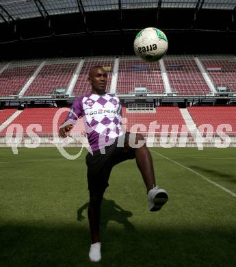 Fussball Erste Liga. SK Austria Klagenfurt. Vertragsunterzeichnung. Ousseini Nji Mfifen Mounpain. Klagenfurt, am 8.6.2018.
Foto: Kuess
---
pressefotos, pressefotografie, kuess, qs, qspictures, sport, bild, bilder, bilddatenbank