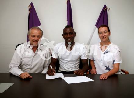 Fussball Erste Liga. SK Austria Klagenfurt. Vertragsunterzeichnung. Peter Svetits, Ousseini Nji Mfifen Mounpain, Natalie Biermann. Klagenfurt, am 8.6.2018.
Foto: Kuess
---
pressefotos, pressefotografie, kuess, qs, qspictures, sport, bild, bilder, bilddatenbank