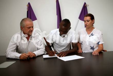 Fussball Erste Liga. SK Austria Klagenfurt. Vertragsunterzeichnung. Peter Svetits, Ousseini Nji Mfifen Mounpain, Natalie Biermann. Klagenfurt, am 8.6.2018.
Foto: Kuess
---
pressefotos, pressefotografie, kuess, qs, qspictures, sport, bild, bilder, bilddatenbank