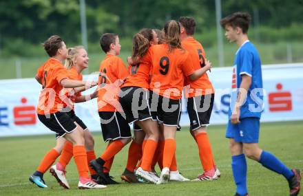 Fussball Schuelerliga. Finale. FSSZ Spittal an der Drau gegen BG/BRG/SRG Klagenfurt-Lerchenfeld. Torjubel Stefan Weisinger (Spittal). Landskron, am 29.5.2018.
Foto: Kuess
---
pressefotos, pressefotografie, kuess, qs, qspictures, sport, bild, bilder, bilddatenbank