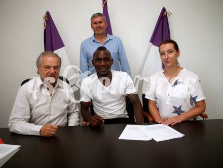 Fussball Erste Liga. SK Austria Klagenfurt. Vertragsunterzeichnung. Peter Svetits, Ousseini Nji Mfifen Mounpain, Natalie Biermann. Hinten Manager Dieter Sperger. Klagenfurt, am 8.6.2018.
Foto: Kuess
---
pressefotos, pressefotografie, kuess, qs, qspictures, sport, bild, bilder, bilddatenbank