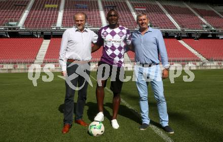 Fussball Erste Liga. SK Austria Klagenfurt. Vertragsunterzeichnung. Peter Svetits, Ousseini Nji Mfifen Mounpain, Dieter Sperger. Klagenfurt, am 8.6.2018.
Foto: Kuess
---
pressefotos, pressefotografie, kuess, qs, qspictures, sport, bild, bilder, bilddatenbank