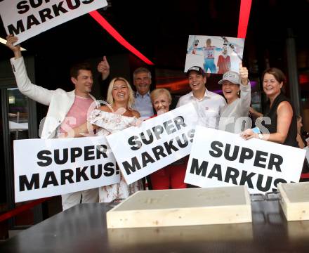 Starmeile. Walk of Fame Velden.  Markus Salcher mit Fanclub. Velden, am 22.7.2018.
Foto: Kuess
---
pressefotos, pressefotografie, kuess, qs, qspictures, sport, bild, bilder, bilddatenbank